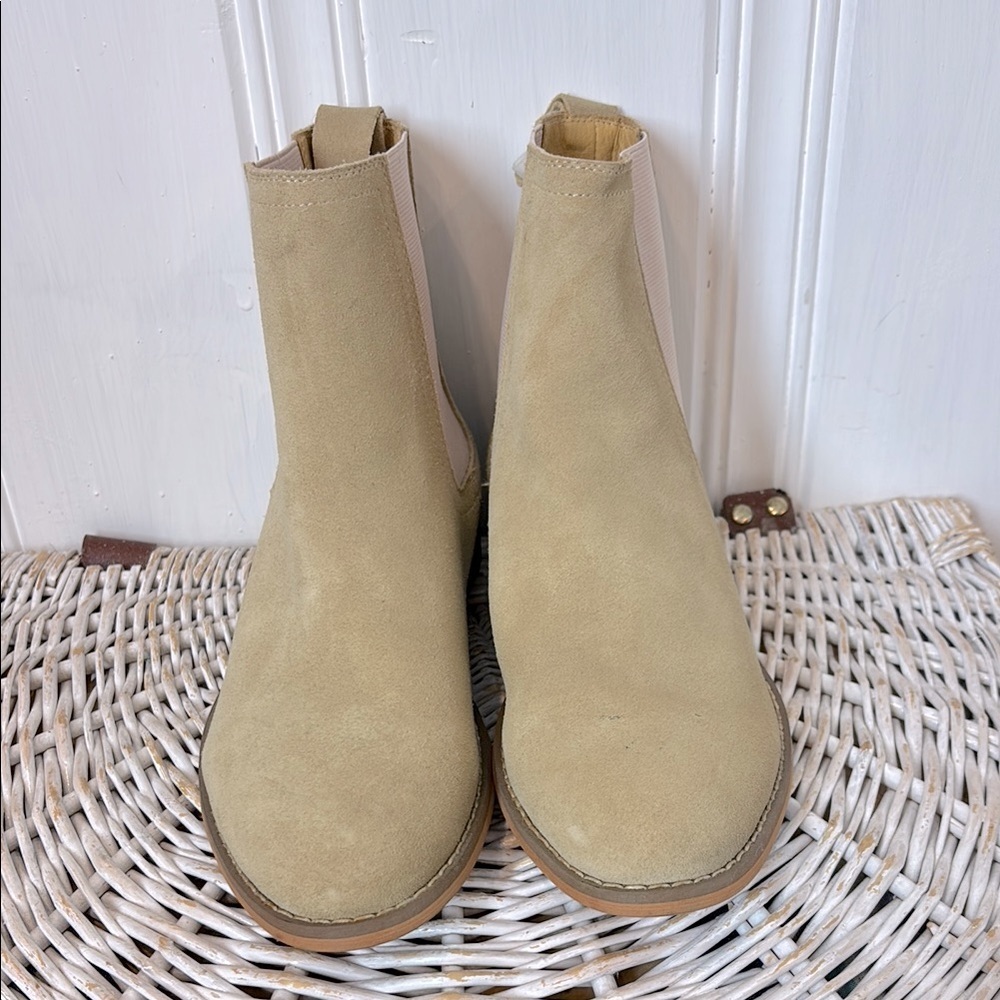New w/o box SANTIMON Suede Sand Colour Chelsea Boots (Women’s ~8.5)
